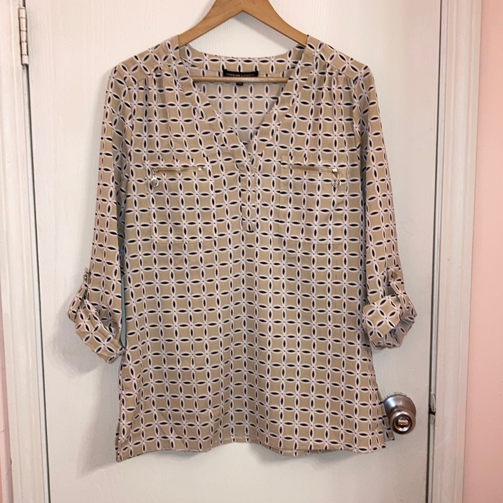 Like new Adrienne Vittadini patterned top with two zip pockets on the front